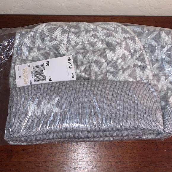 MICHAEL KORS BRAND NEW WITH TAGS SPARKLE LOGO MATCHING HAT & SCARF SET - Picture 8 of 8